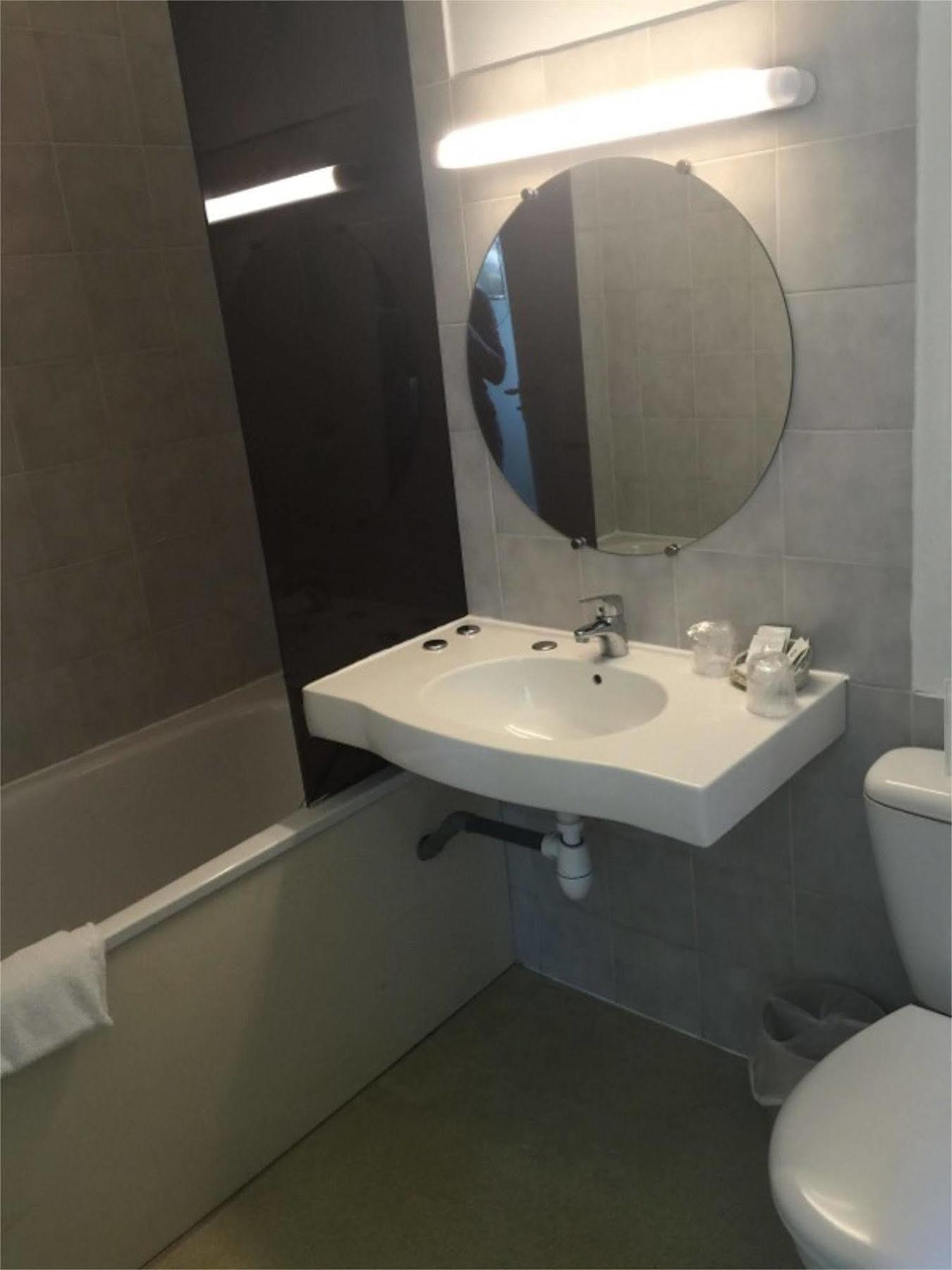 Carbon-Blanc Hotel Entre 2 Mers Proche Bordeaux מראה חיצוני תמונה
